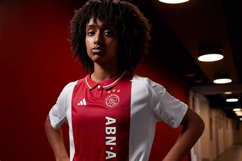 Ajax en adidas introduceren thuistenue en pre.